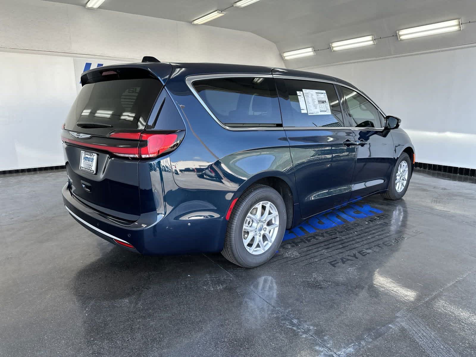 2024 Chrysler Pacifica Touring L 8