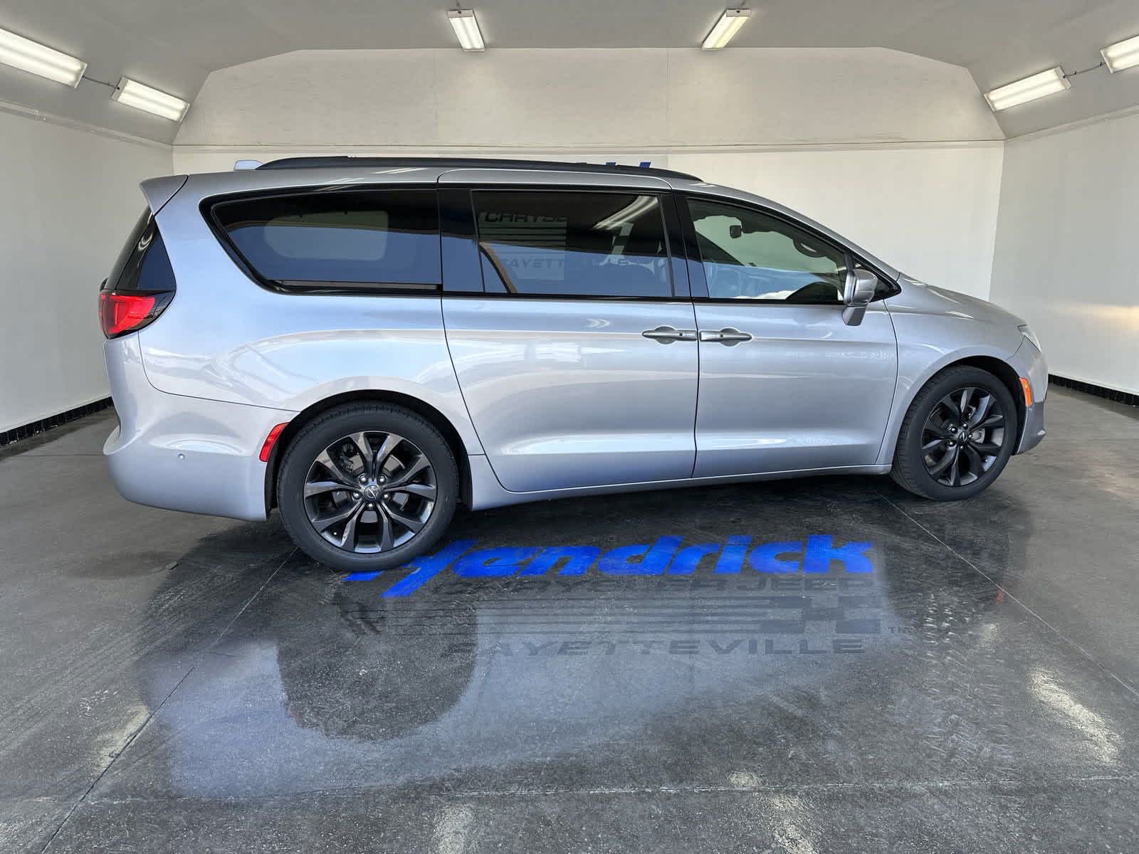 2020 Chrysler Pacifica Touring L Plus 10