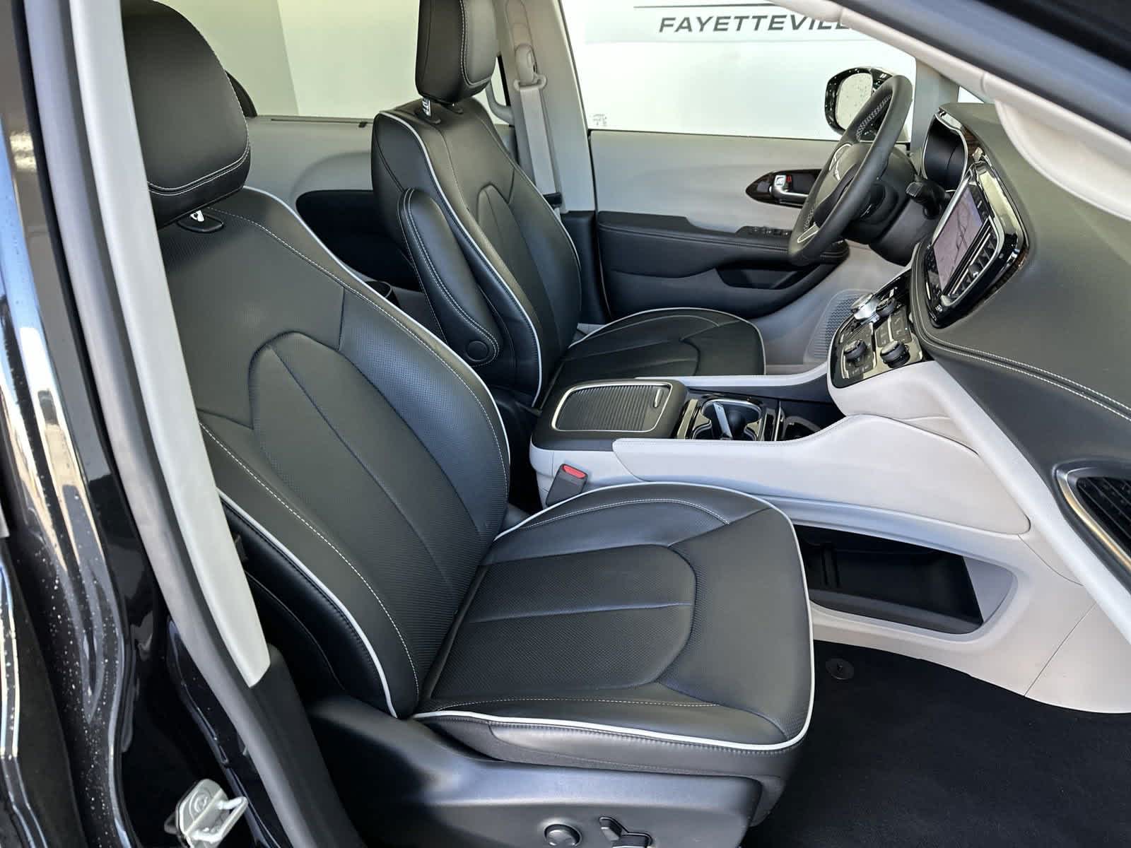 2023 Chrysler Pacifica Limited 32