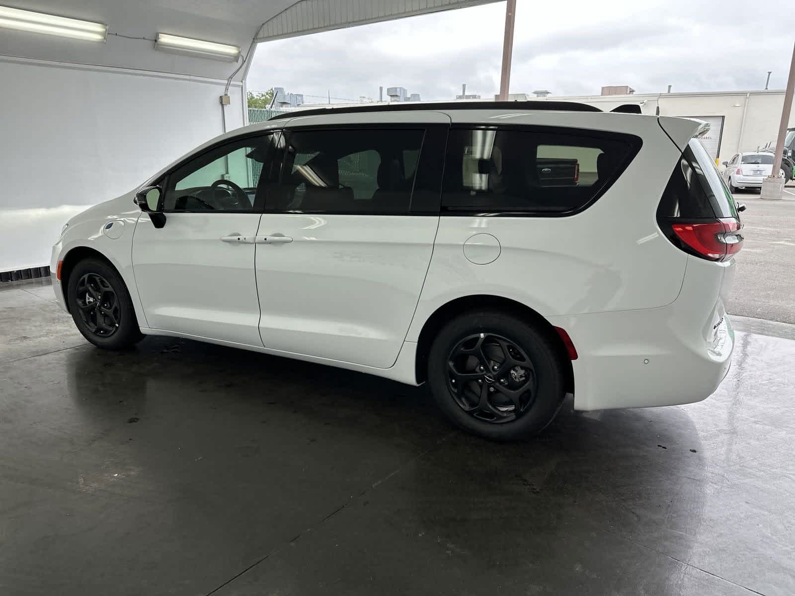 2024 Chrysler Pacifica Hybrid Premium S Appearance Pkg 5