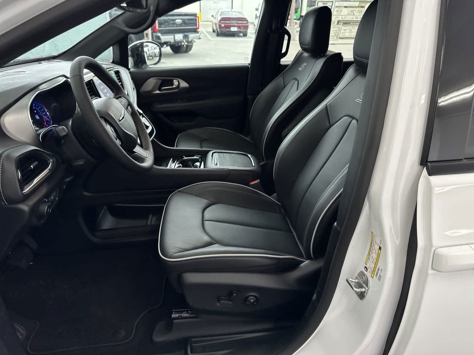 2024 Chrysler Pacifica Hybrid Premium S Appearance Pkg 14