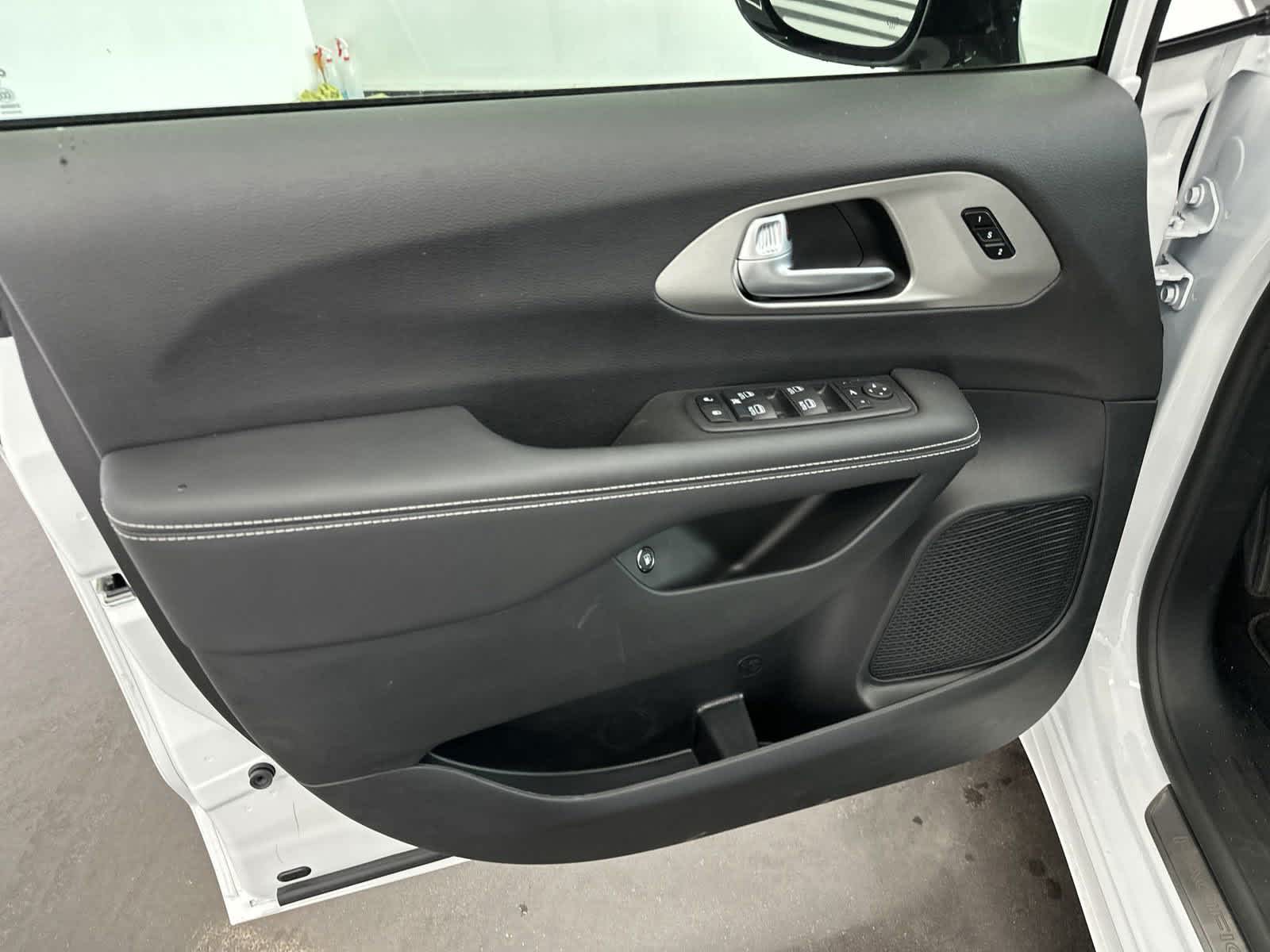 2024 Chrysler Pacifica Hybrid Premium S Appearance Pkg 12