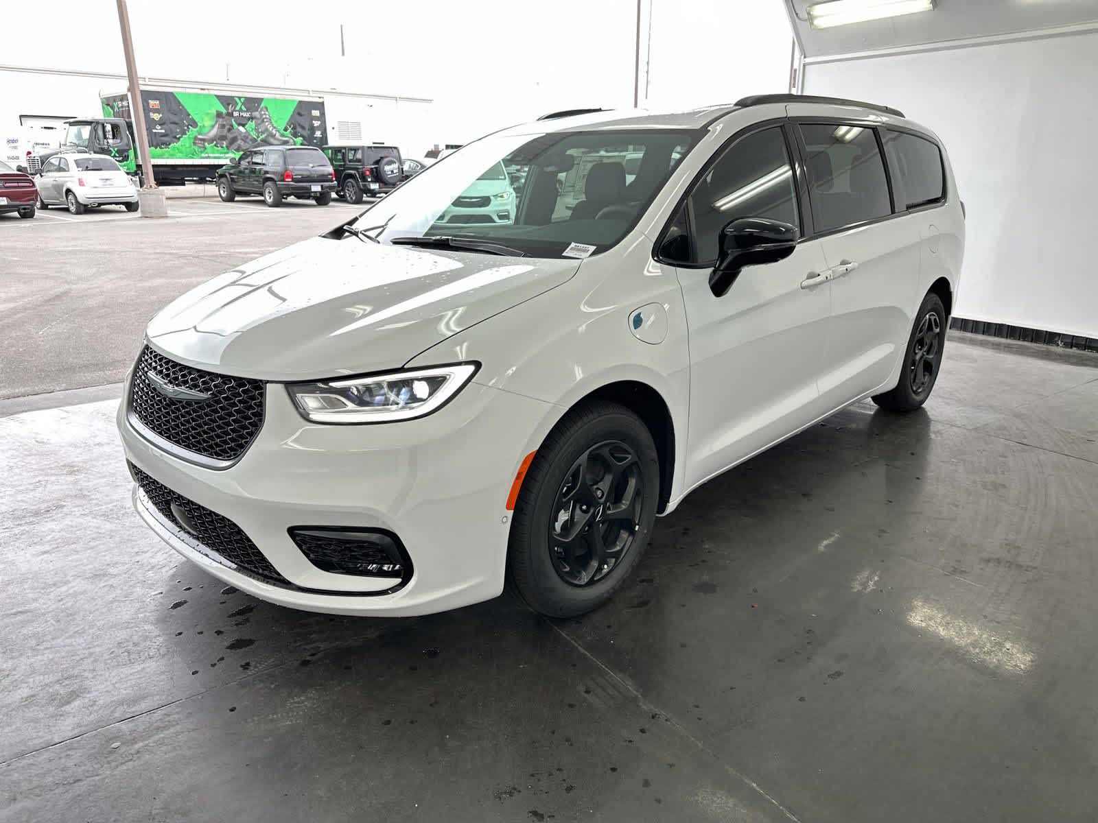 2024 Chrysler Pacifica Hybrid Premium S Appearance Pkg 4