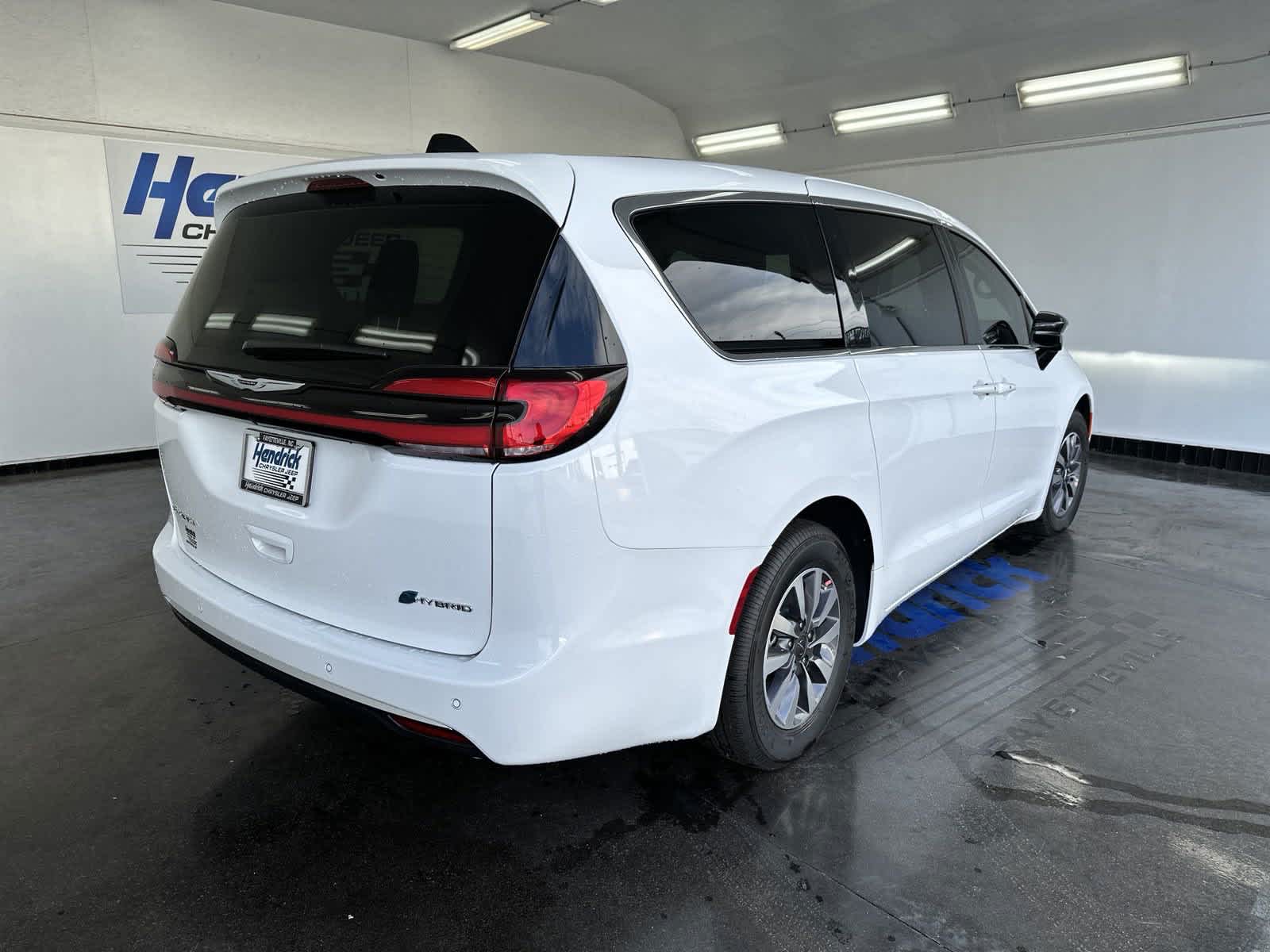 2024 Chrysler Pacifica LIMITED 8