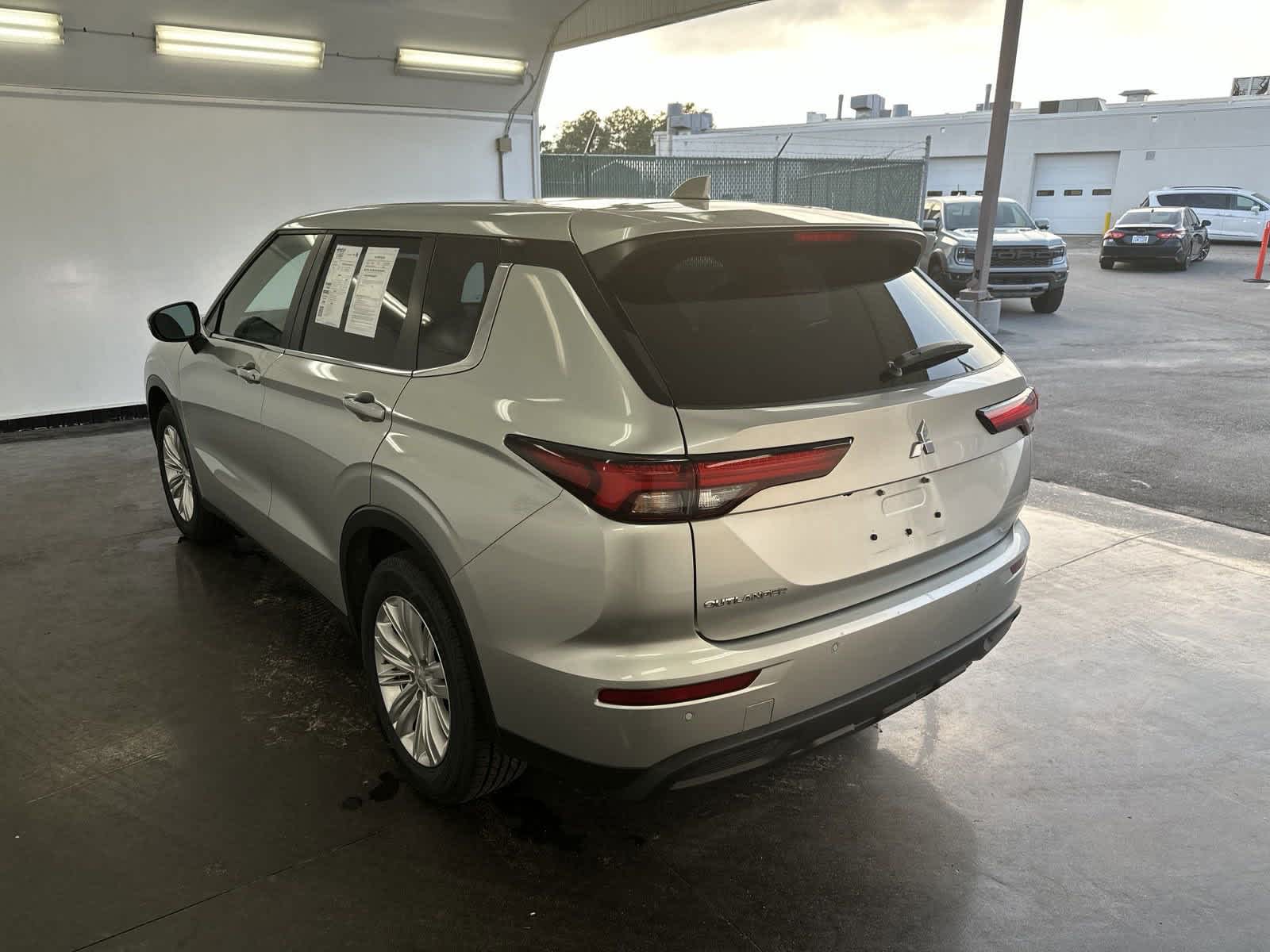 2023 Mitsubishi Outlander ES 7