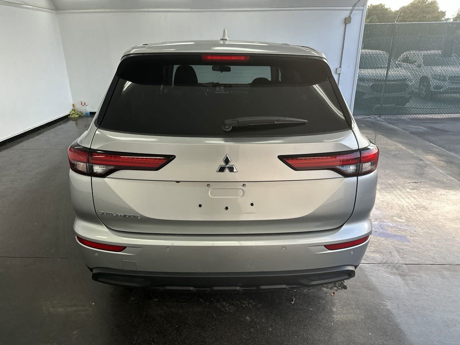 2023 Mitsubishi Outlander ES 8