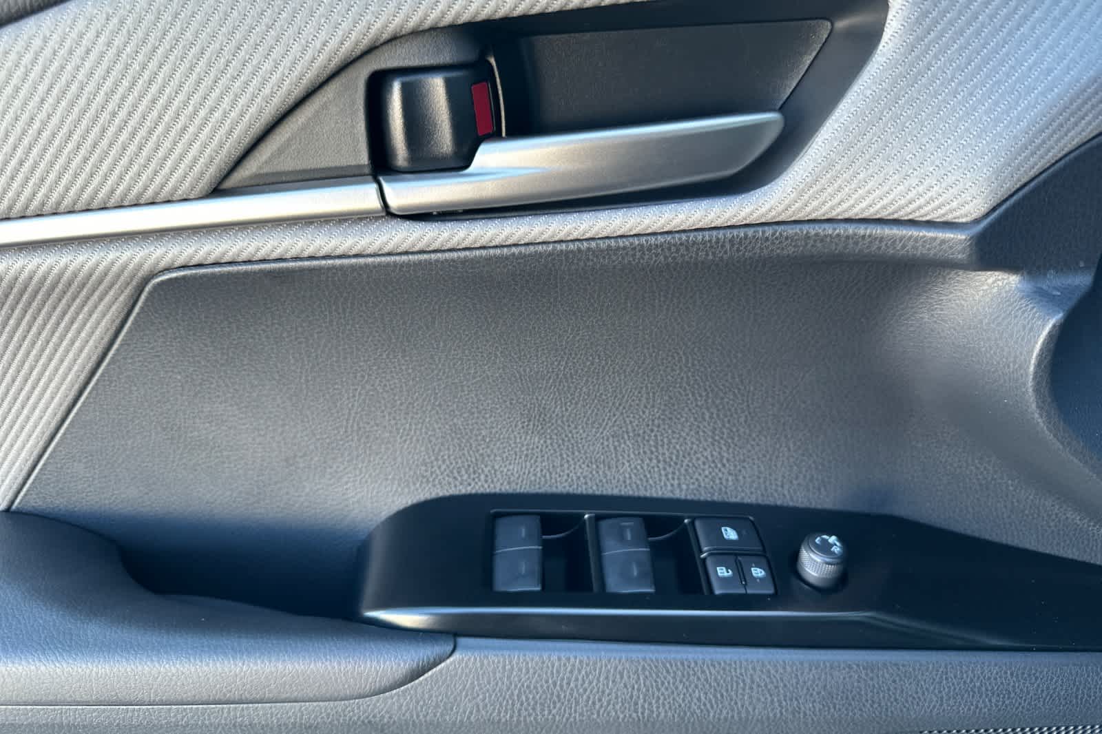 2025 Toyota Camry SE photo 9