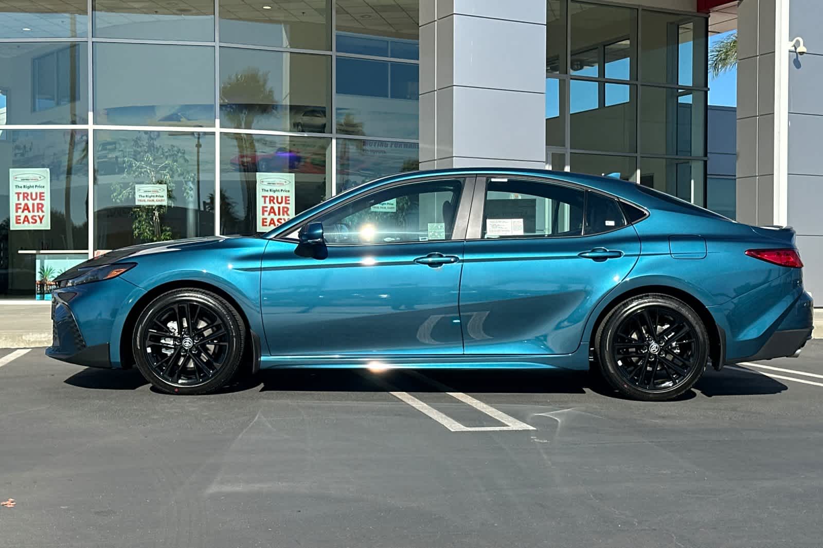 2025 Toyota Camry SE photo 6