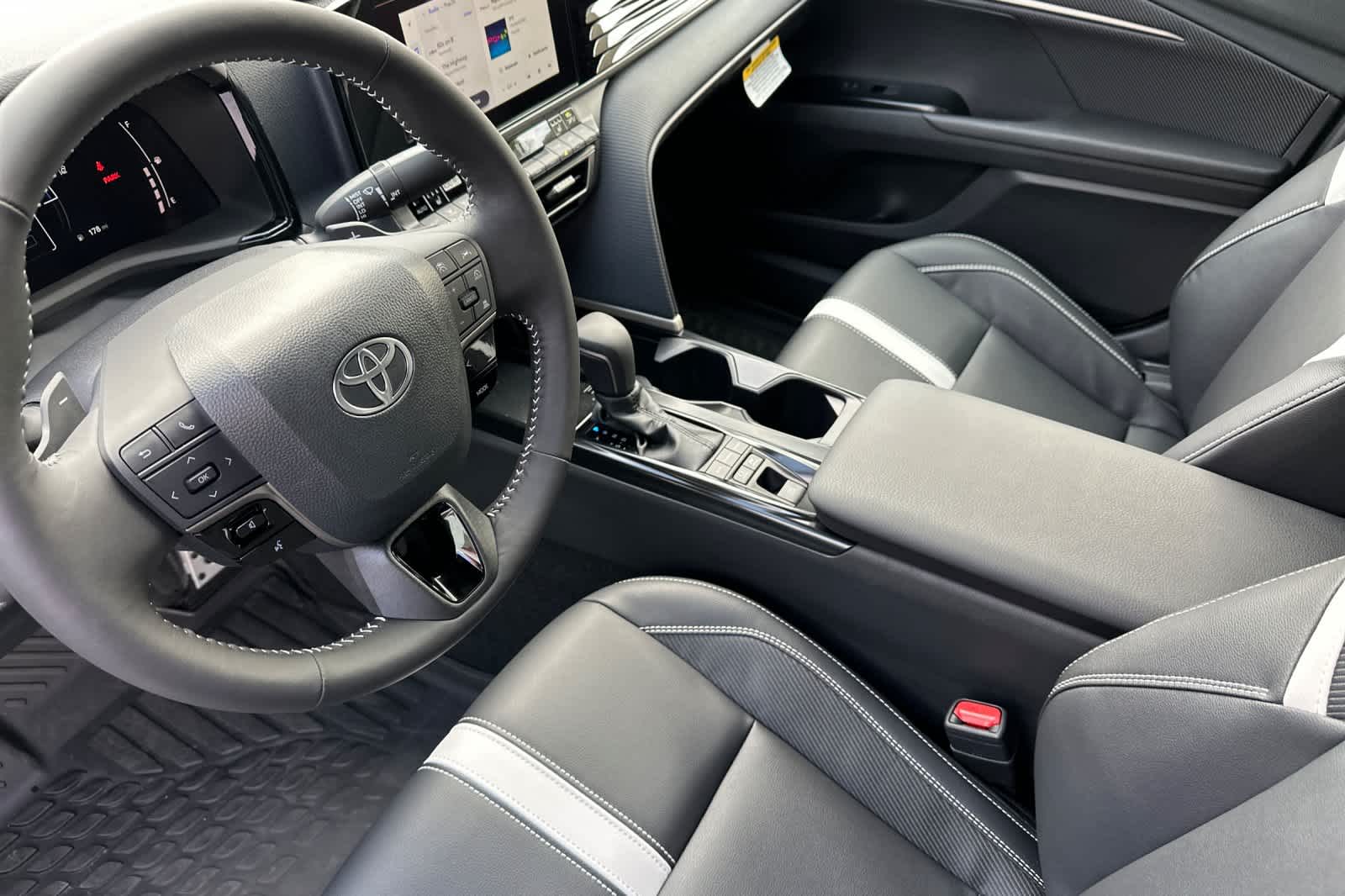 2025 Toyota Camry SE photo 4