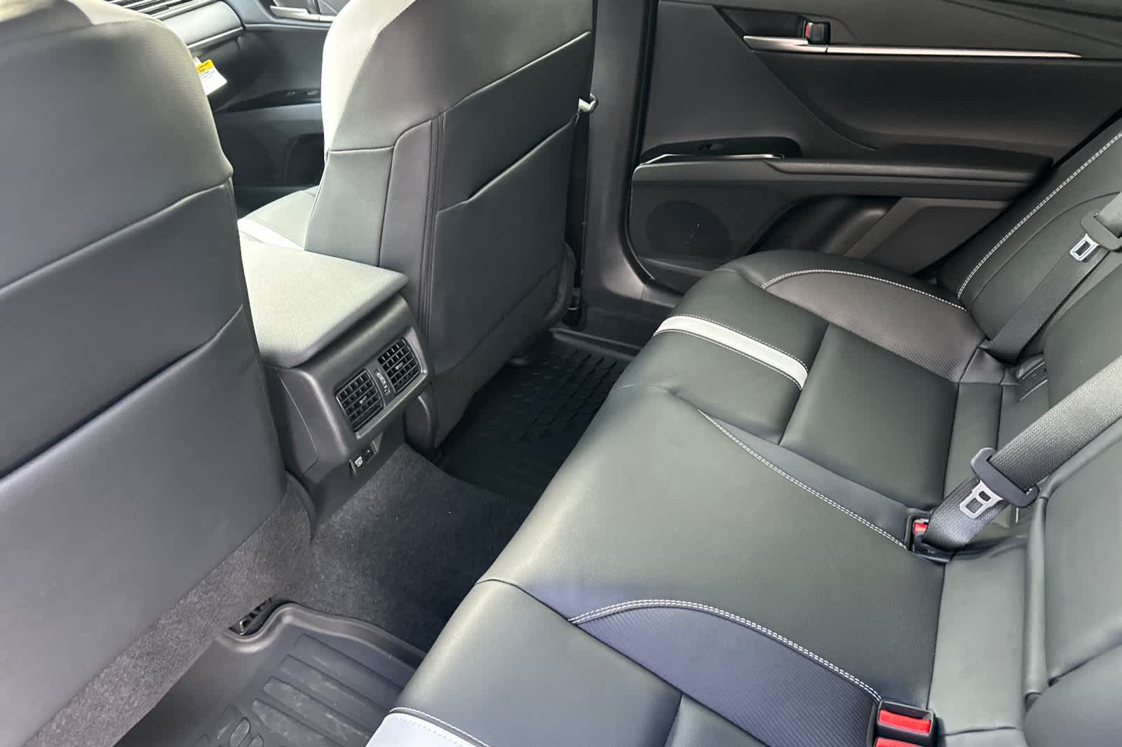 2025 Toyota Camry SE photo 5