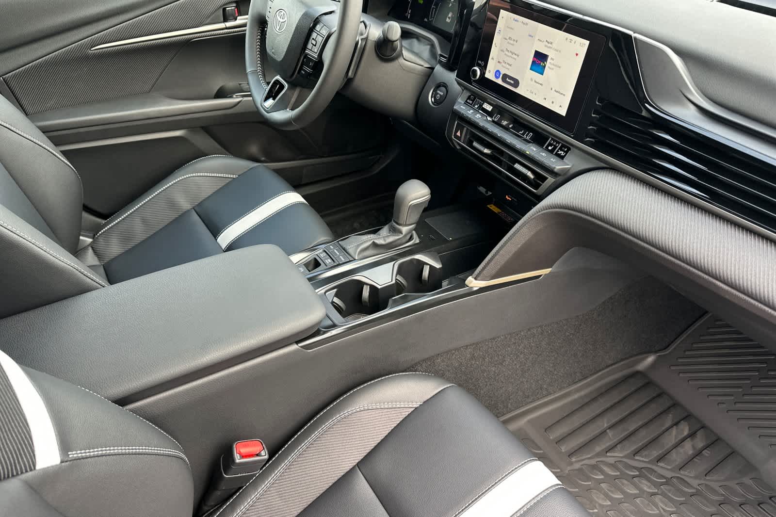 2025 Toyota Camry SE photo 7