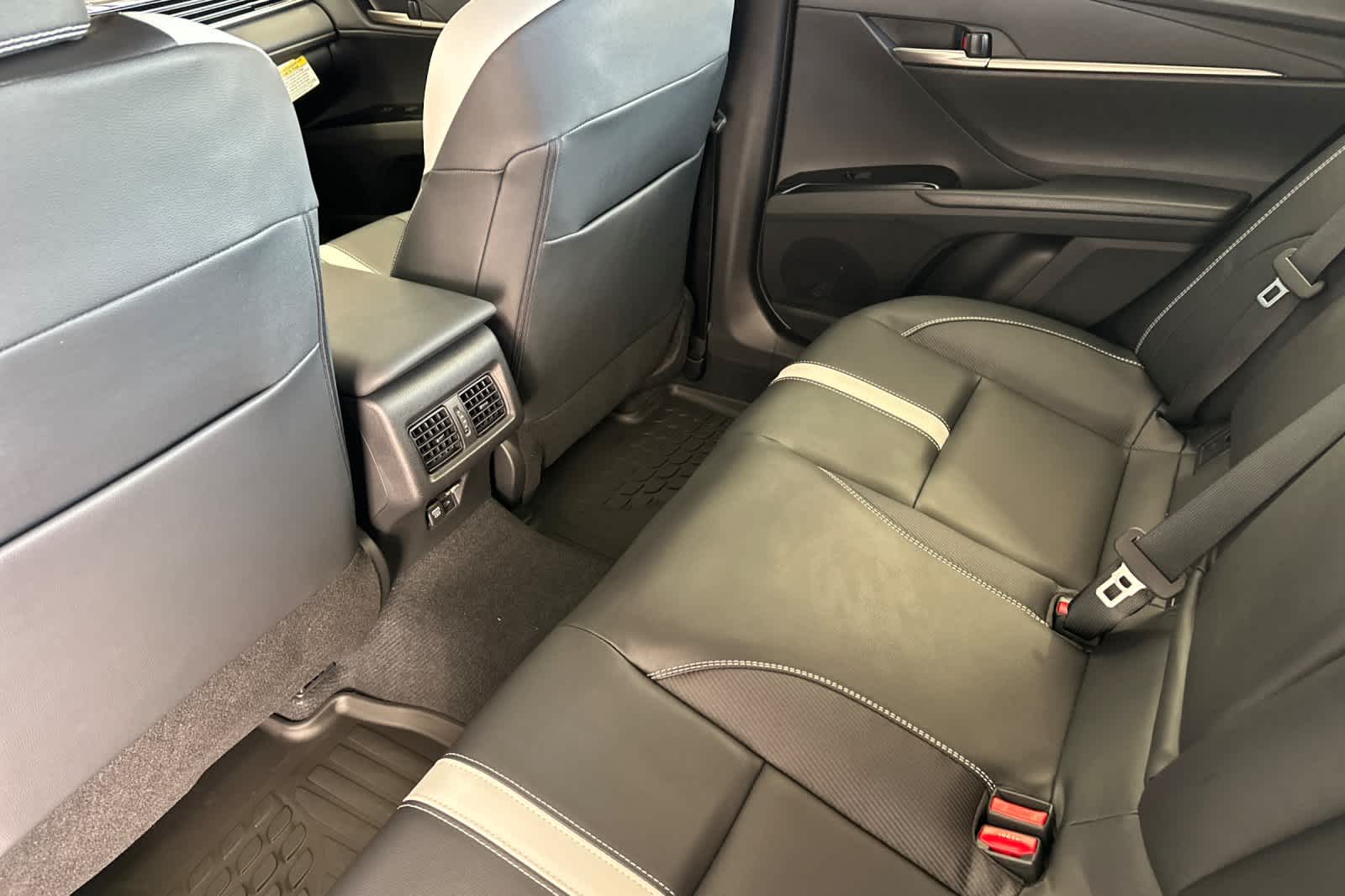 2025 Toyota Camry SE photo 7