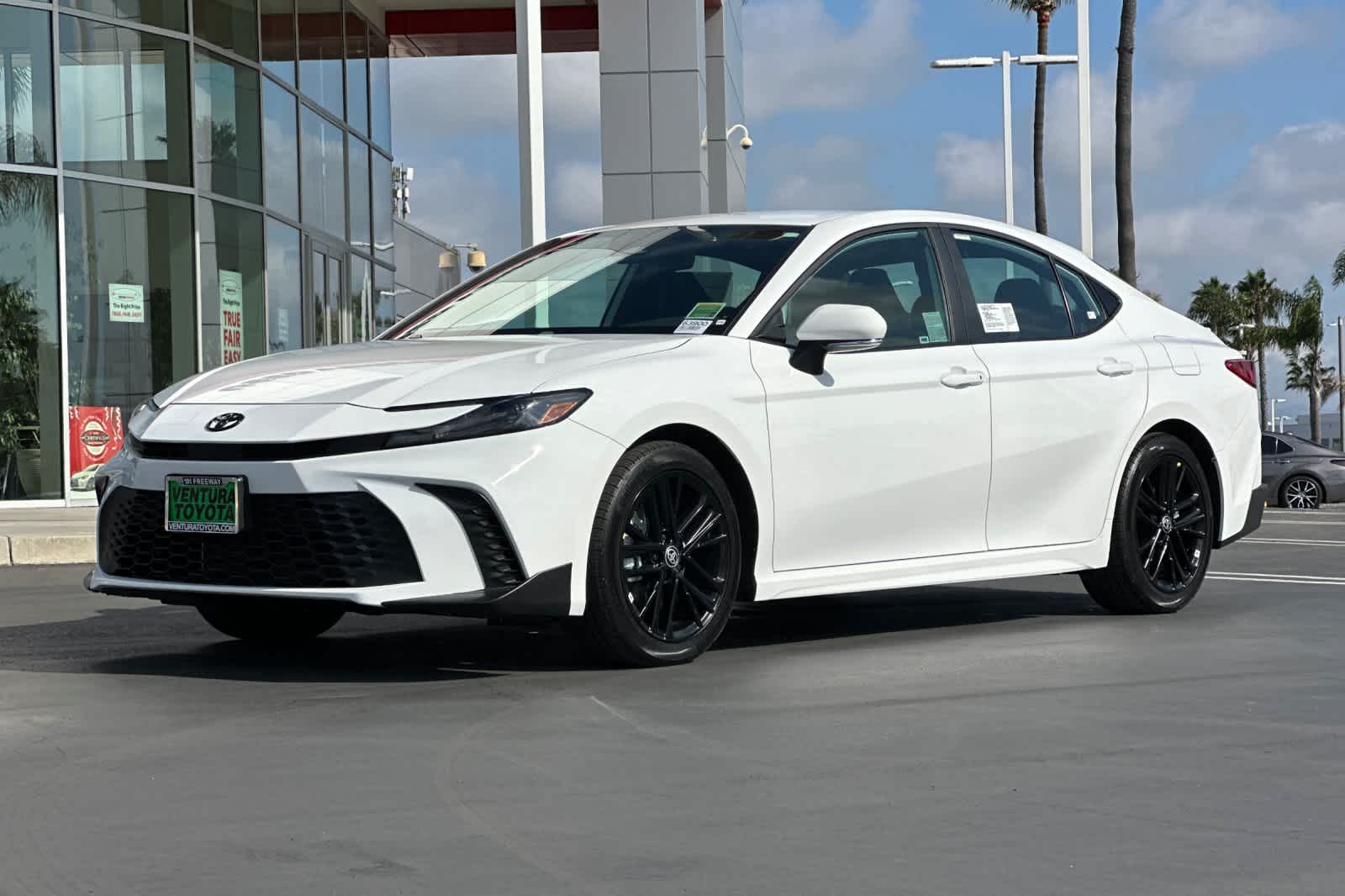 2025 Toyota Camry SE photo 4