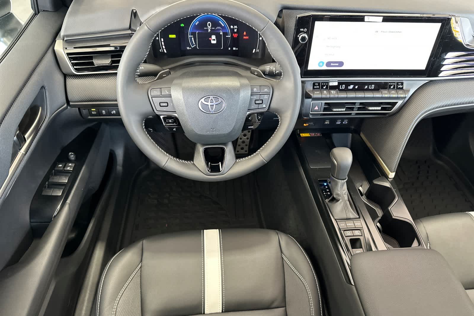 2025 Toyota Camry SE photo 9