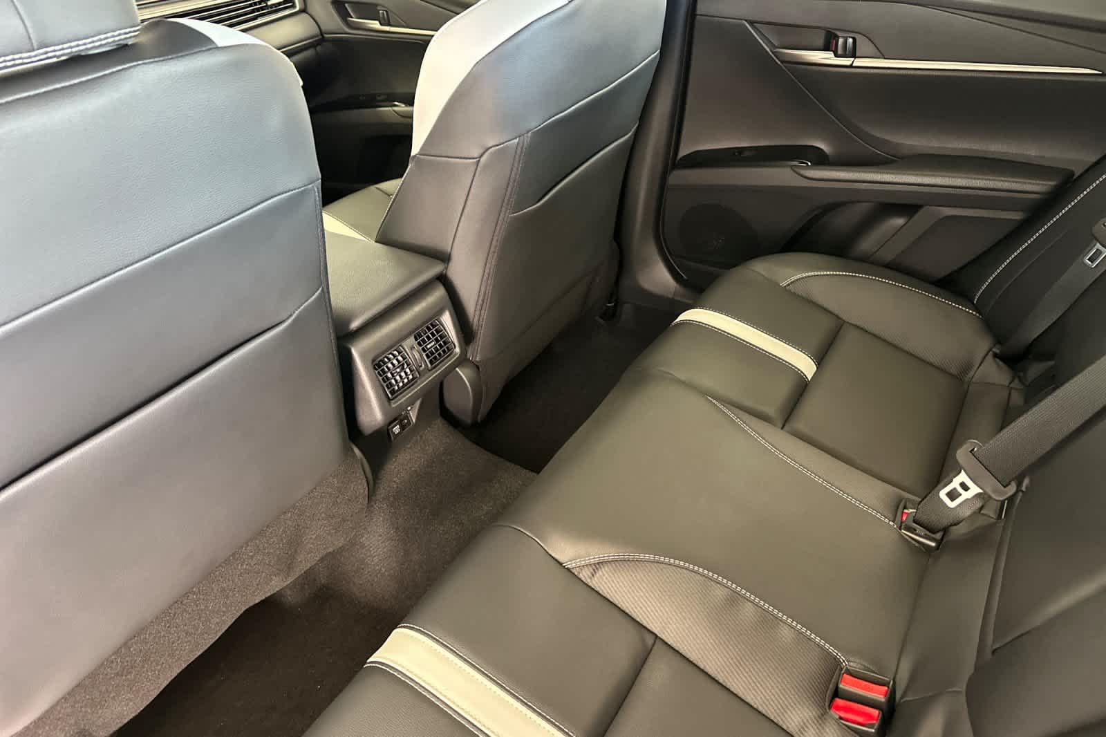 2025 Toyota Camry SE photo 6
