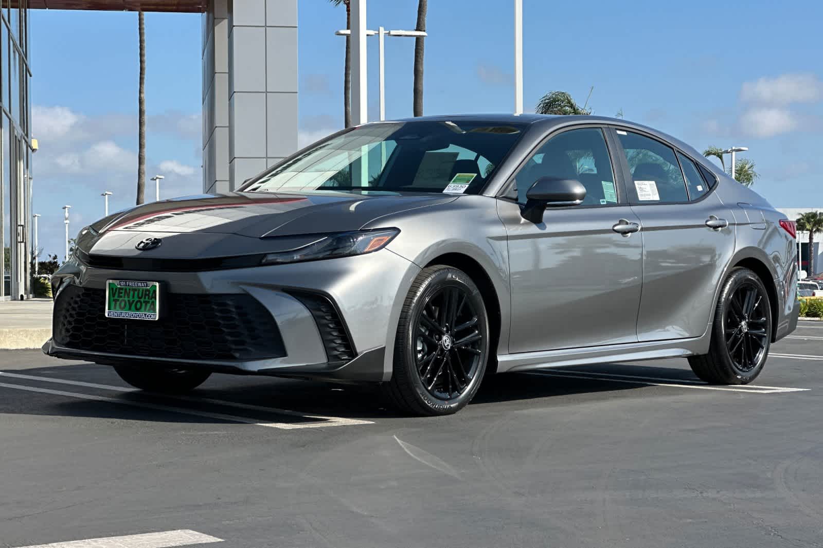 2025 Toyota Camry SE photo 3