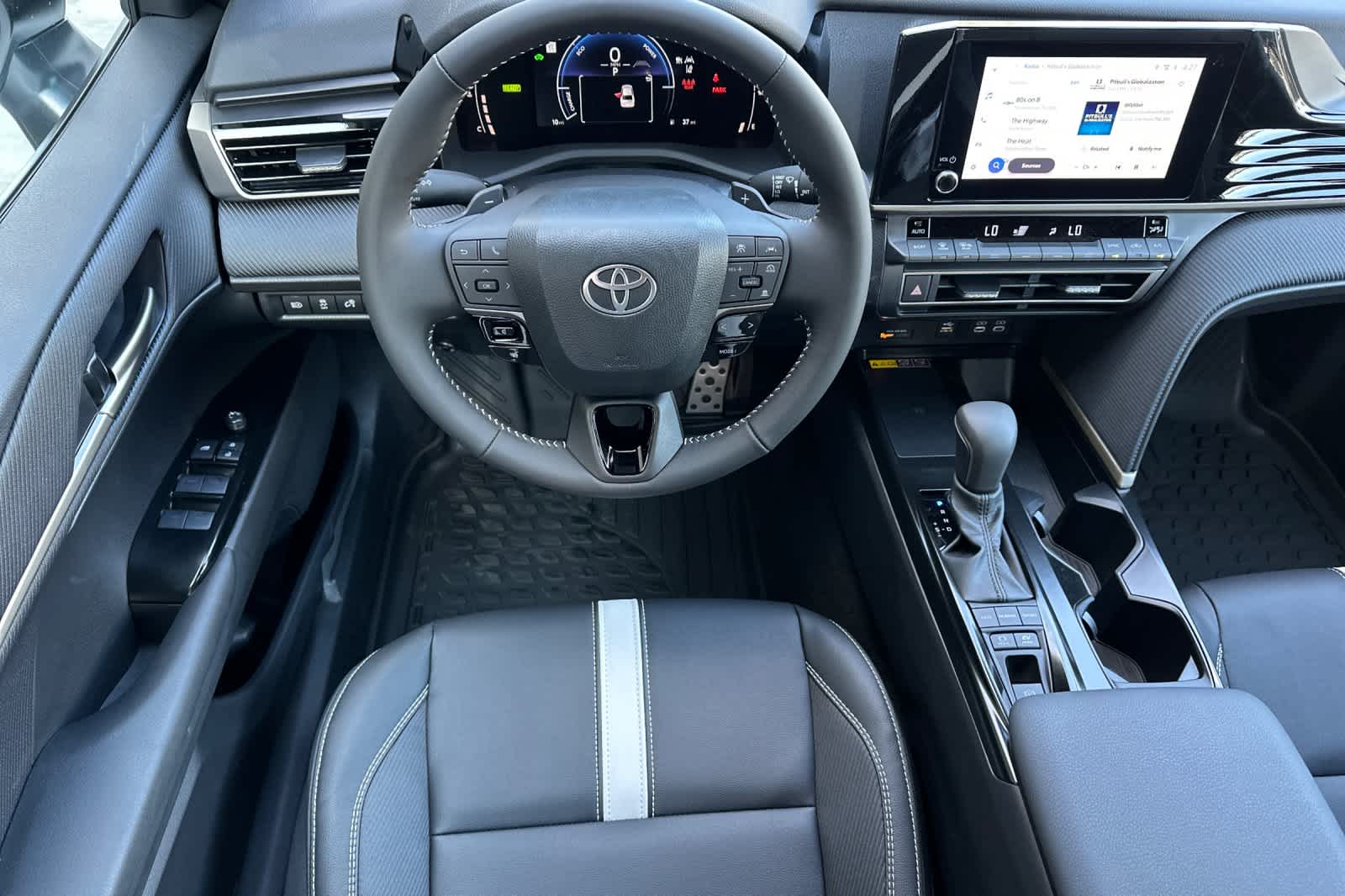 2025 Toyota Camry SE photo 14