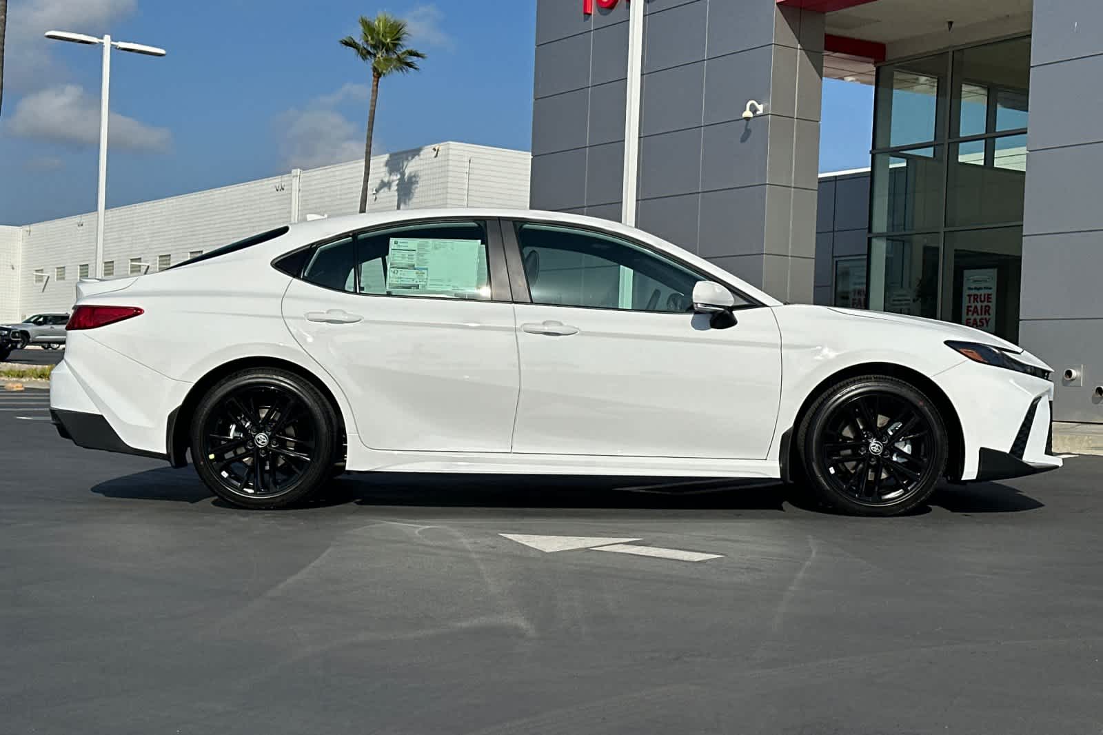 2025 Toyota Camry SE photo 3