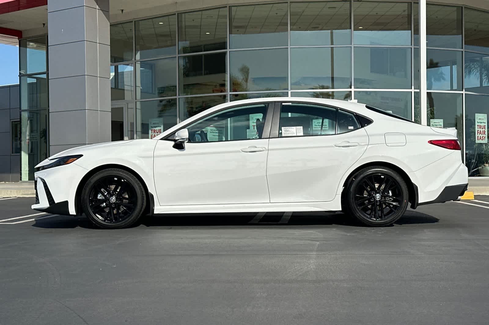 2025 Toyota Camry SE photo 7