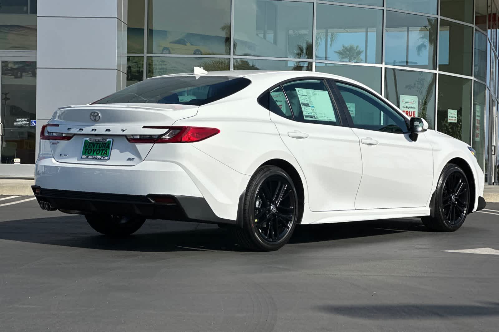 2025 Toyota Camry SE photo 4
