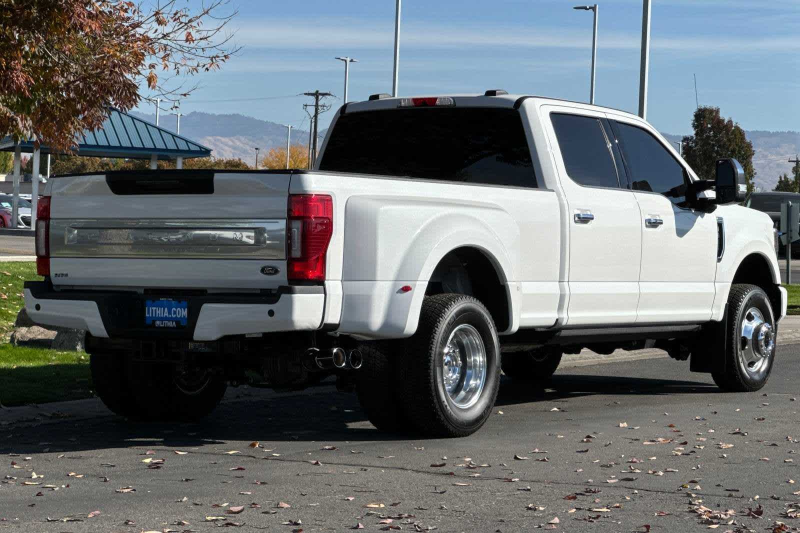 2022 Ford Super Duty F-350 DRW Platinum 4WD Crew Cab 8 Box 2