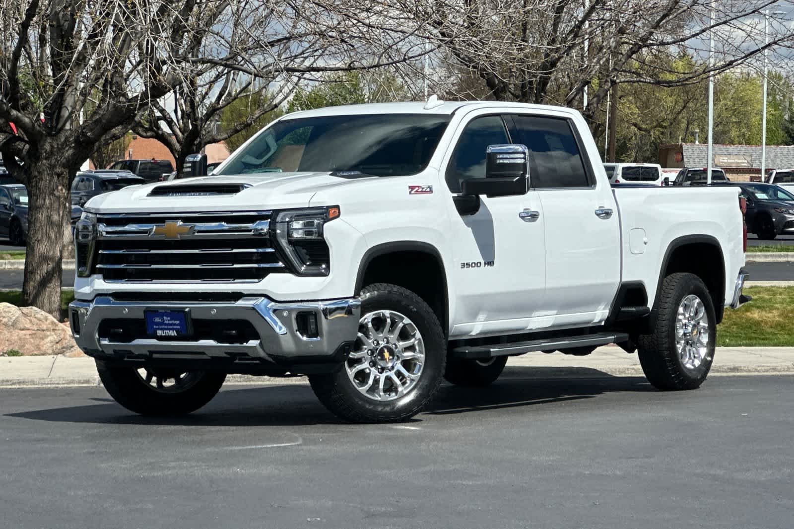 Summit White 2025 Chevrolet Silverado 3500HD Pickup Truck Four-Wheel Drive Automatic