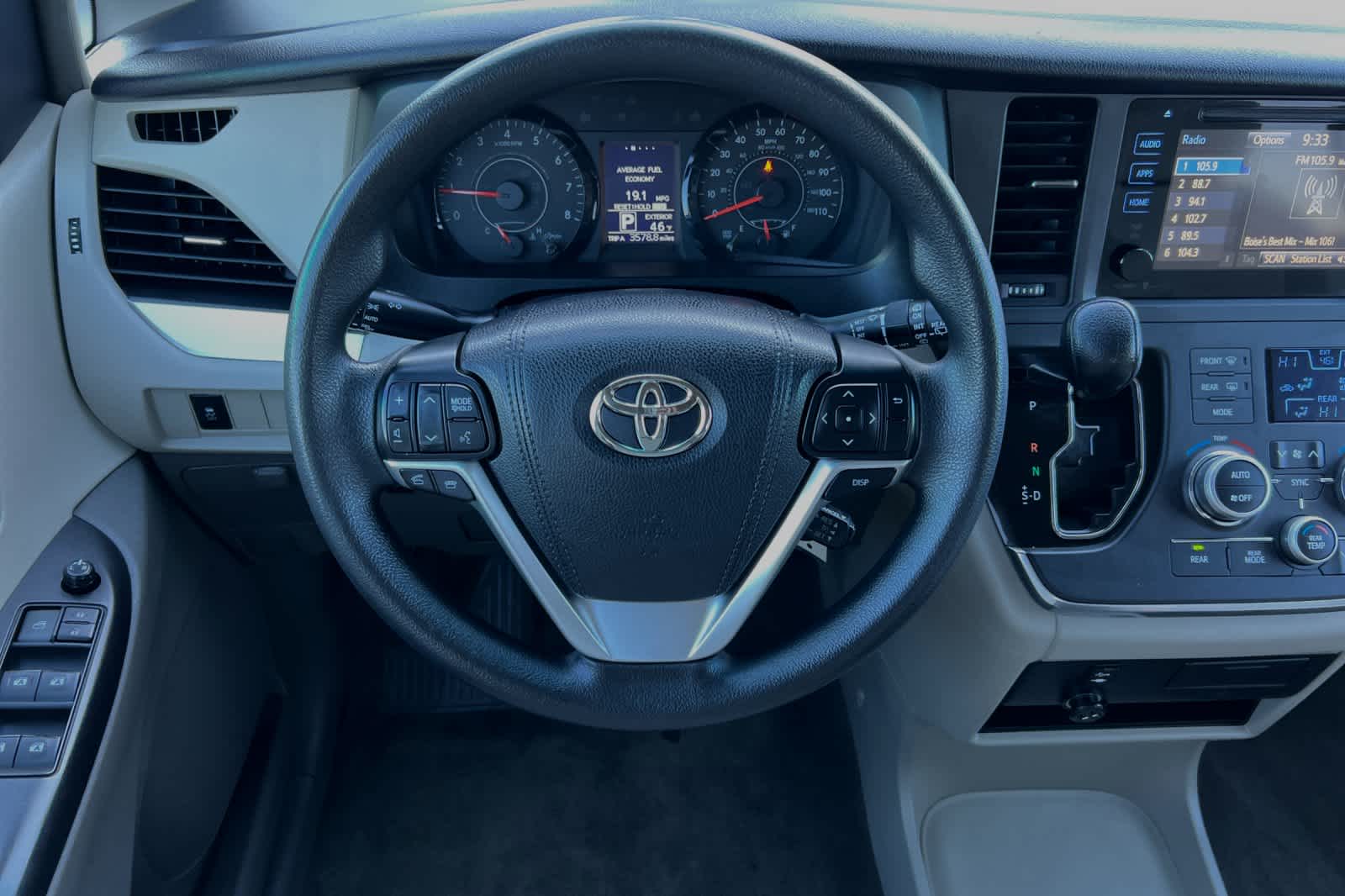 2015 Toyota Sienna LE 14