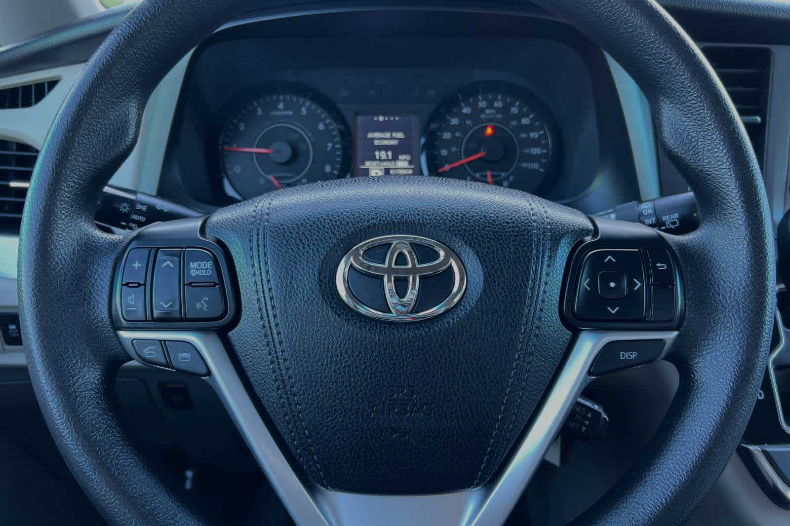 2015 Toyota Sienna LE 23