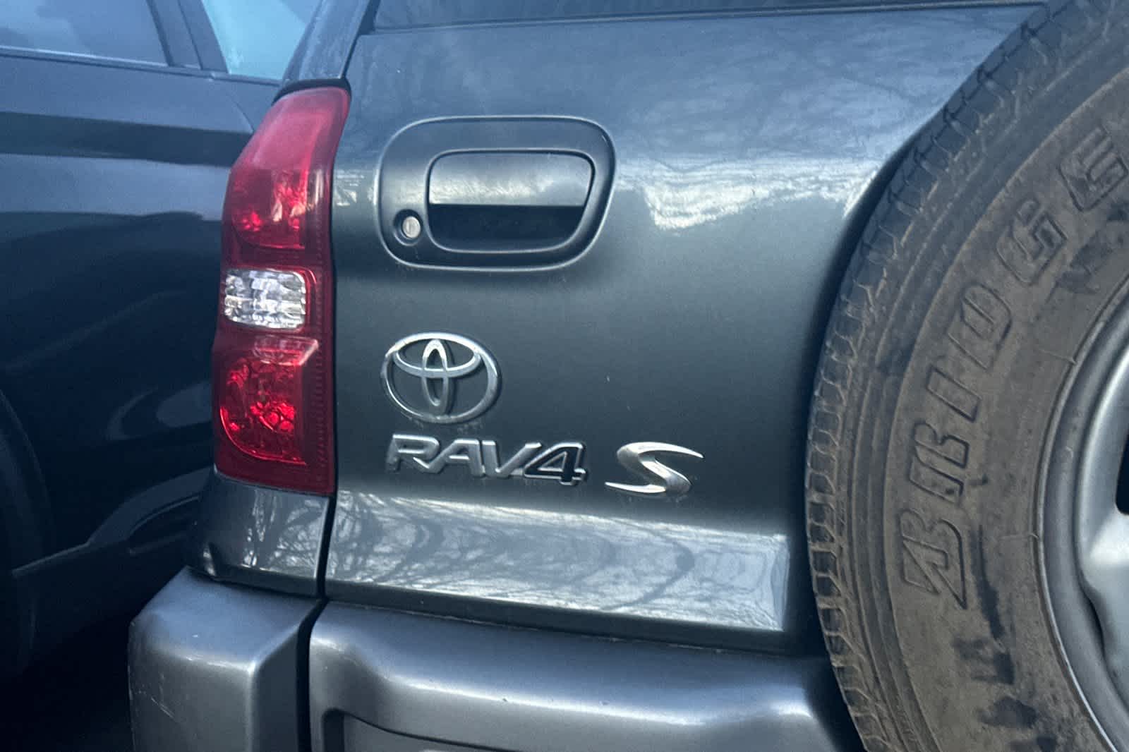 2004 Toyota RAV4 BASE 8