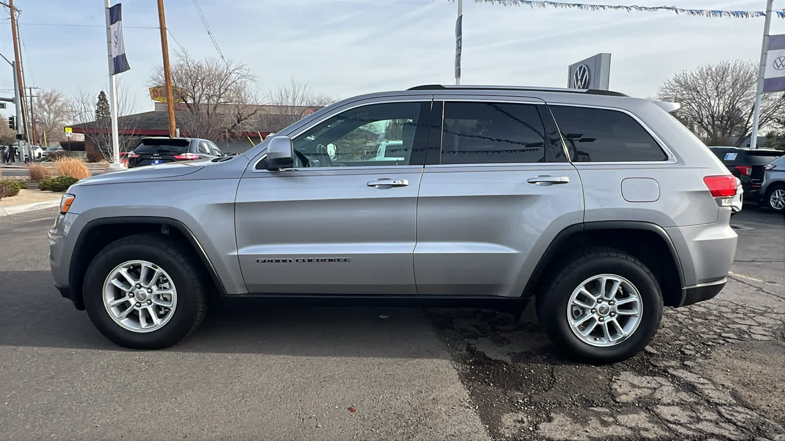 2019 Jeep Grand Cherokee Laredo E 3