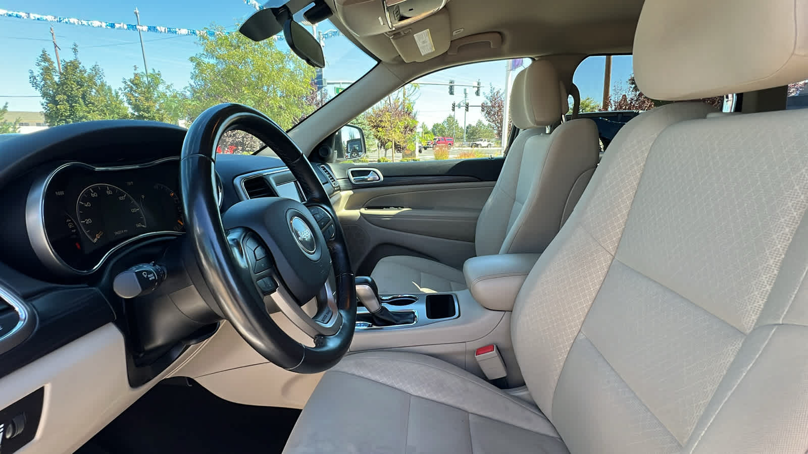 2020 Jeep Grand Cherokee Laredo E 11