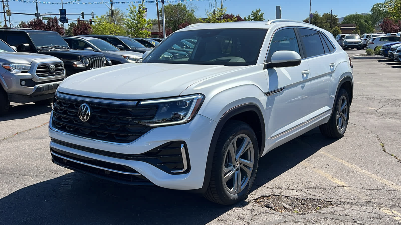 2024 Volkswagen Atlas Cross Sport 2.0T SEL R-Line 2