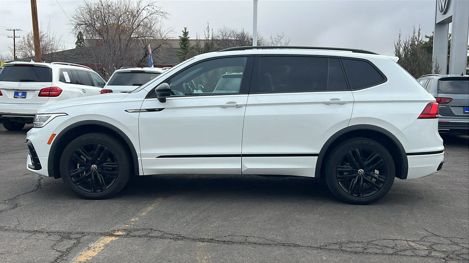 2022 Volkswagen Tiguan SE R-Line Black 2