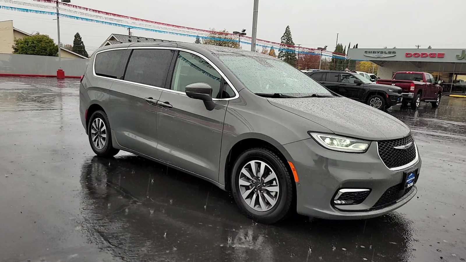 Used 2022 Chrysler Pacifica Hybrid Touring L with VIN 2C4RC1L73NR124323 for sale in Grants Pass, OR