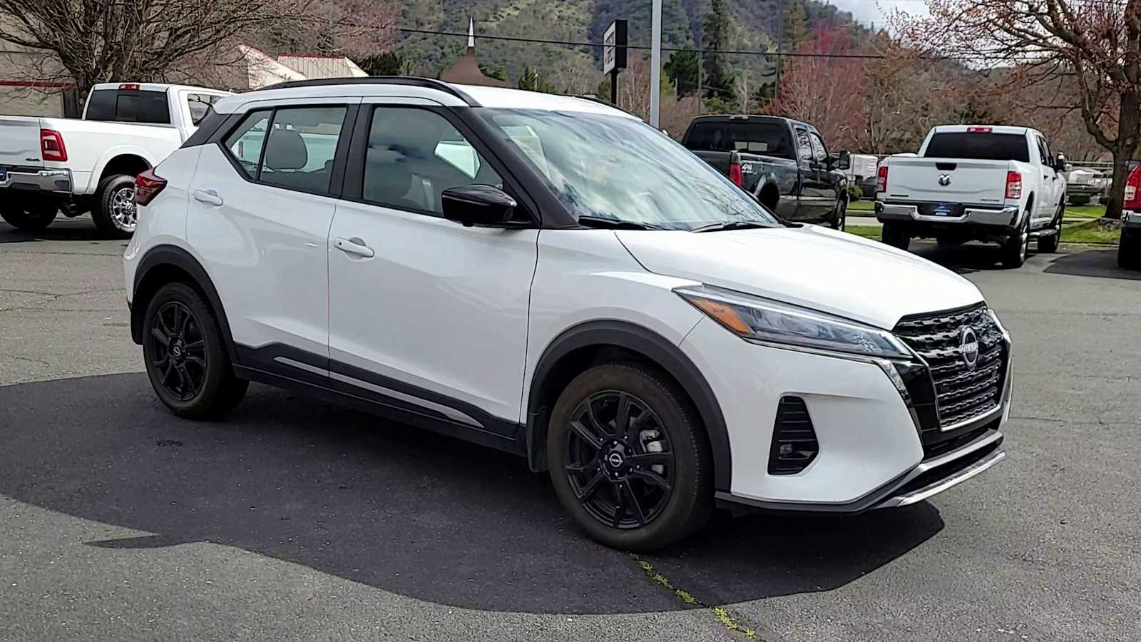Used 2024 Nissan Kicks SR with VIN 3N1CP5DV3RL478184 for sale in Grants Pass, OR