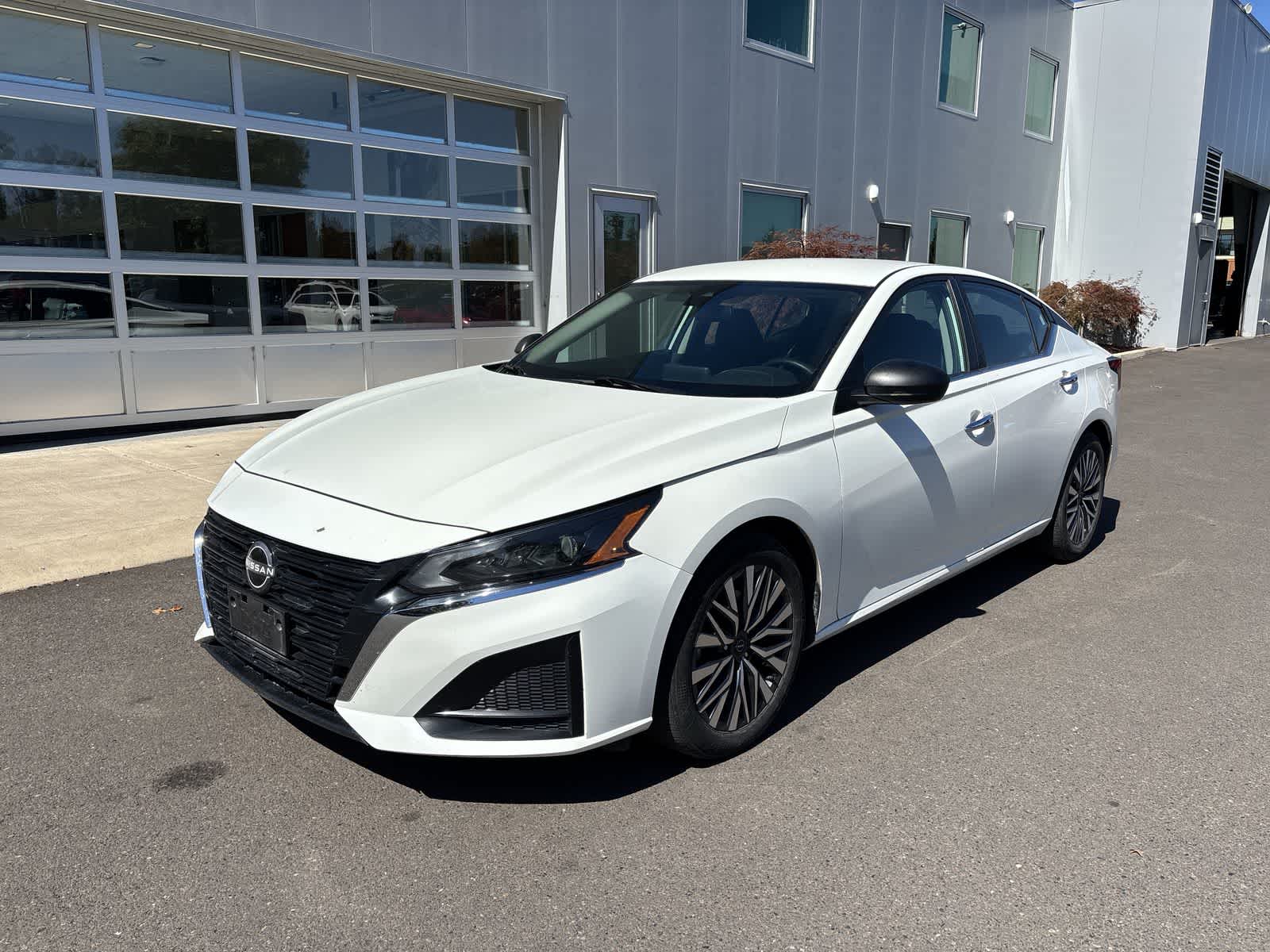 Glacier White 2025 Nissan Altima Sedan Front-Wheel Drive Continuously Variable Transmission