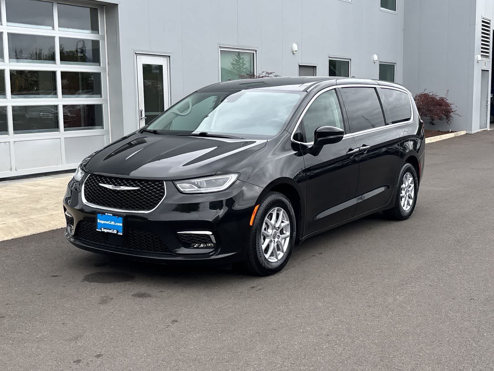 Brilliant Black Crystal Pearlcoat 2023 Chrysler Pacifica Minivan Front-Wheel Drive 9-Speed Automatic