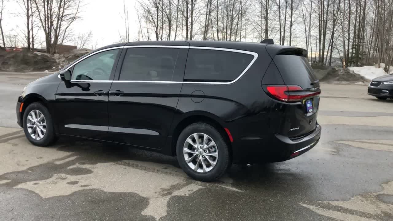 2024 Chrysler Pacifica Touring L 10