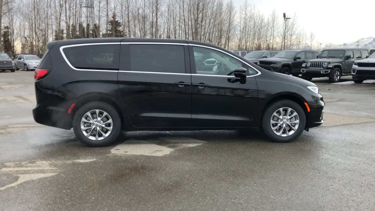 2024 Chrysler Pacifica Touring L 16