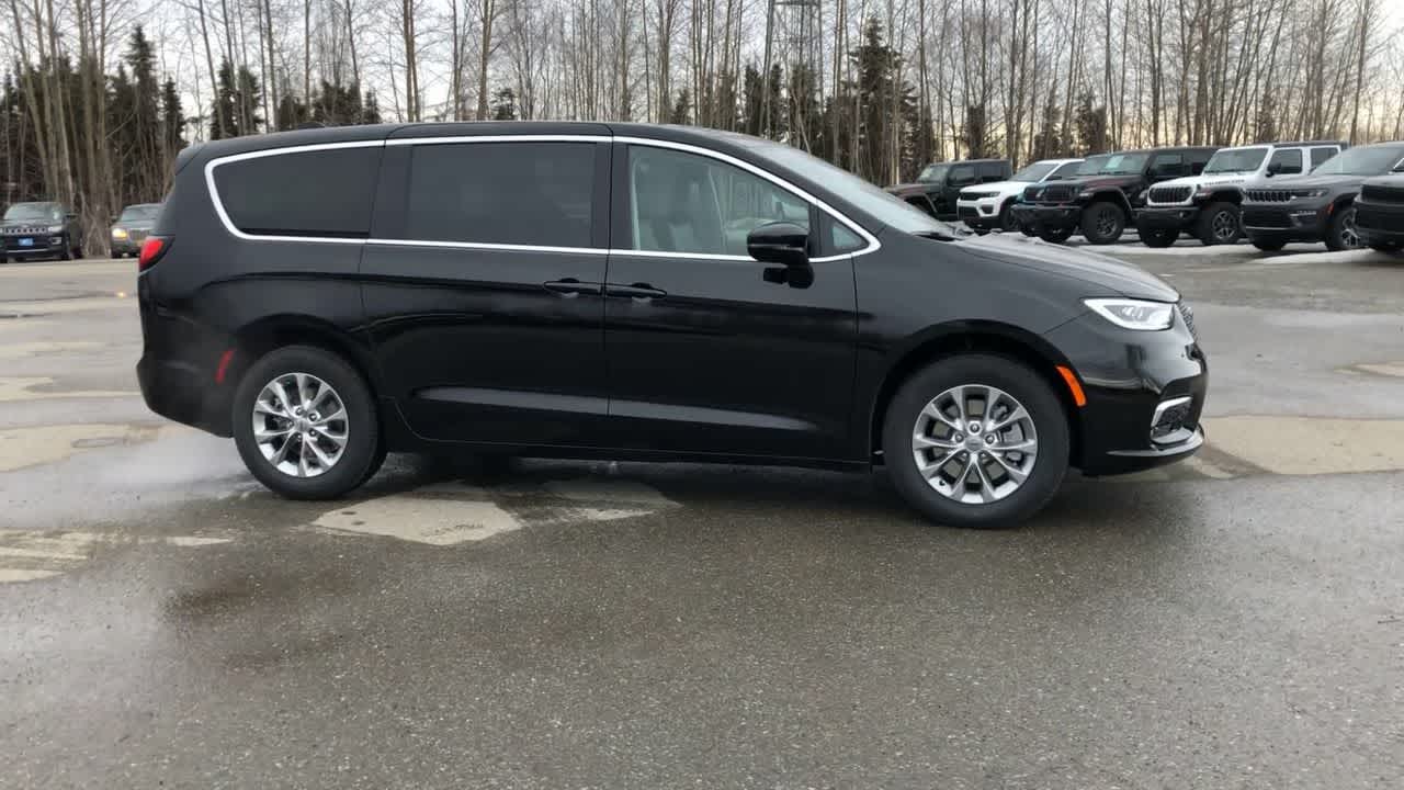 2024 Chrysler Pacifica Touring L 17