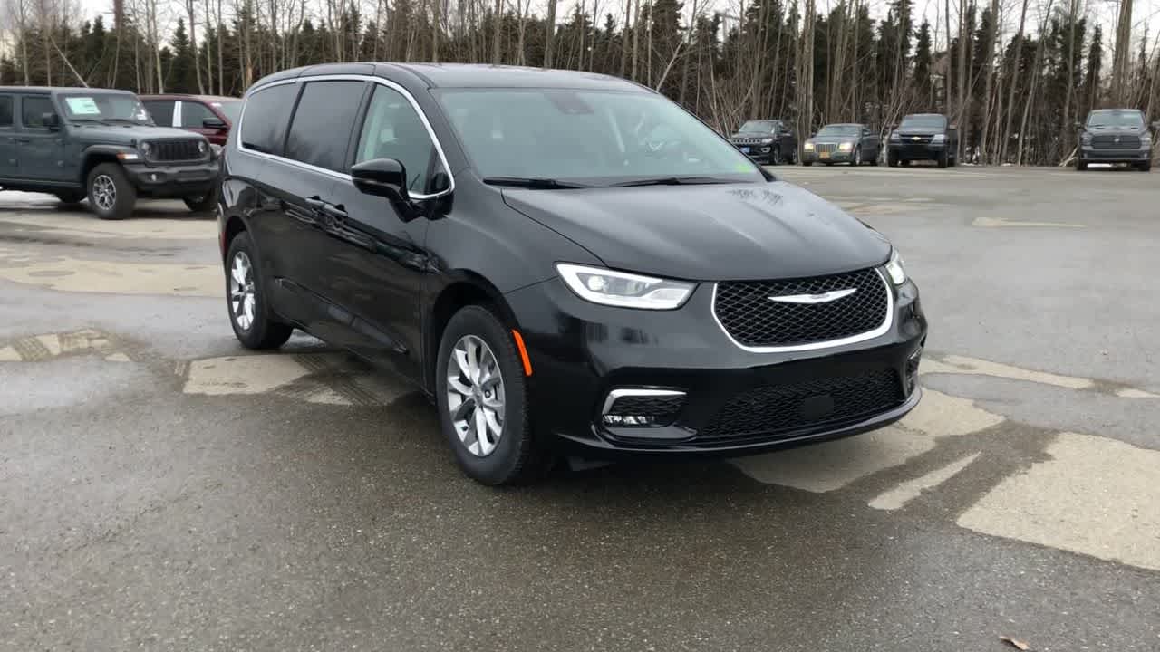 2024 Chrysler Pacifica Touring L 3