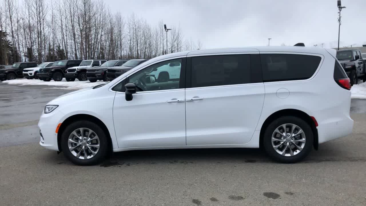 2024 Chrysler Pacifica Touring L 8