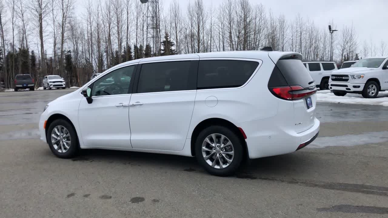 2024 Chrysler Pacifica Touring L 10