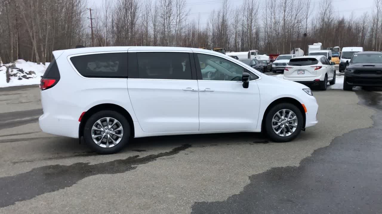 2024 Chrysler Pacifica Touring L 16