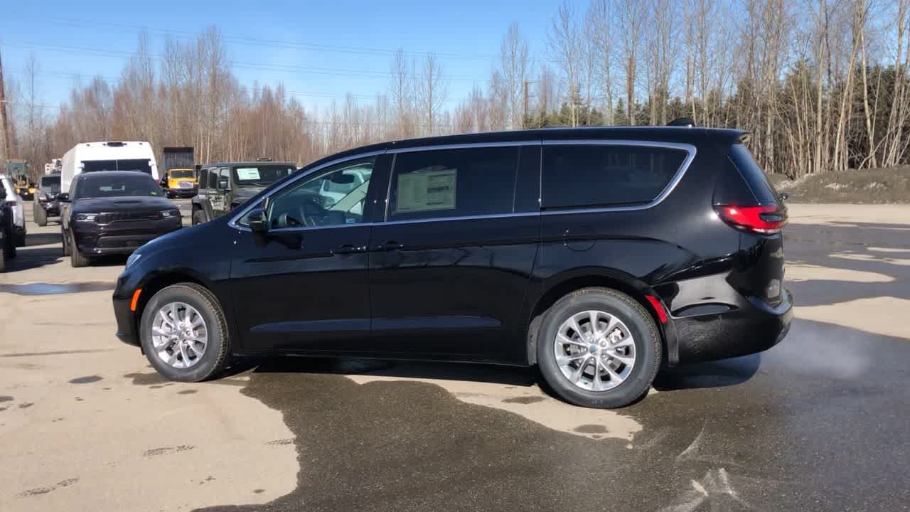 2024 Chrysler Pacifica Touring L 10