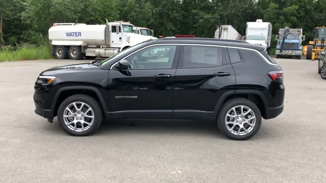 2024 Jeep Compass Latitude Lux 8