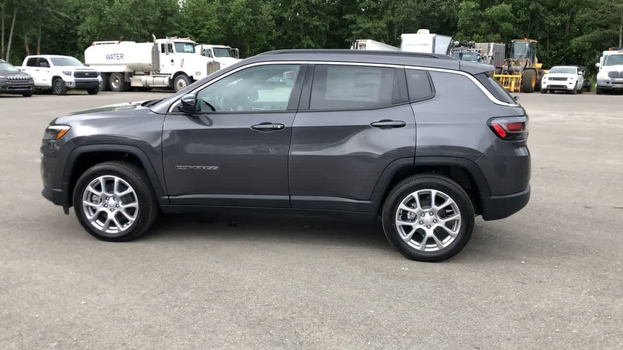 2024 Jeep Compass Latitude Lux 8