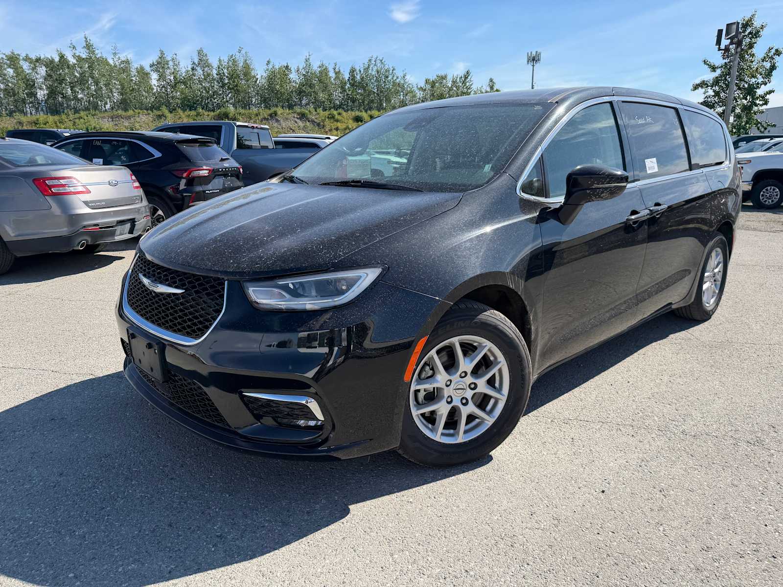 Brilliant Black Crystal Pearlcoat 2023 Chrysler Pacifica Minivan Front-Wheel Drive 9-Speed Automatic