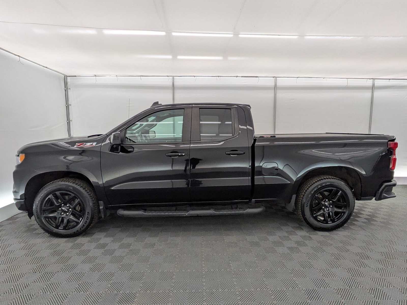 View vehicle photo 3