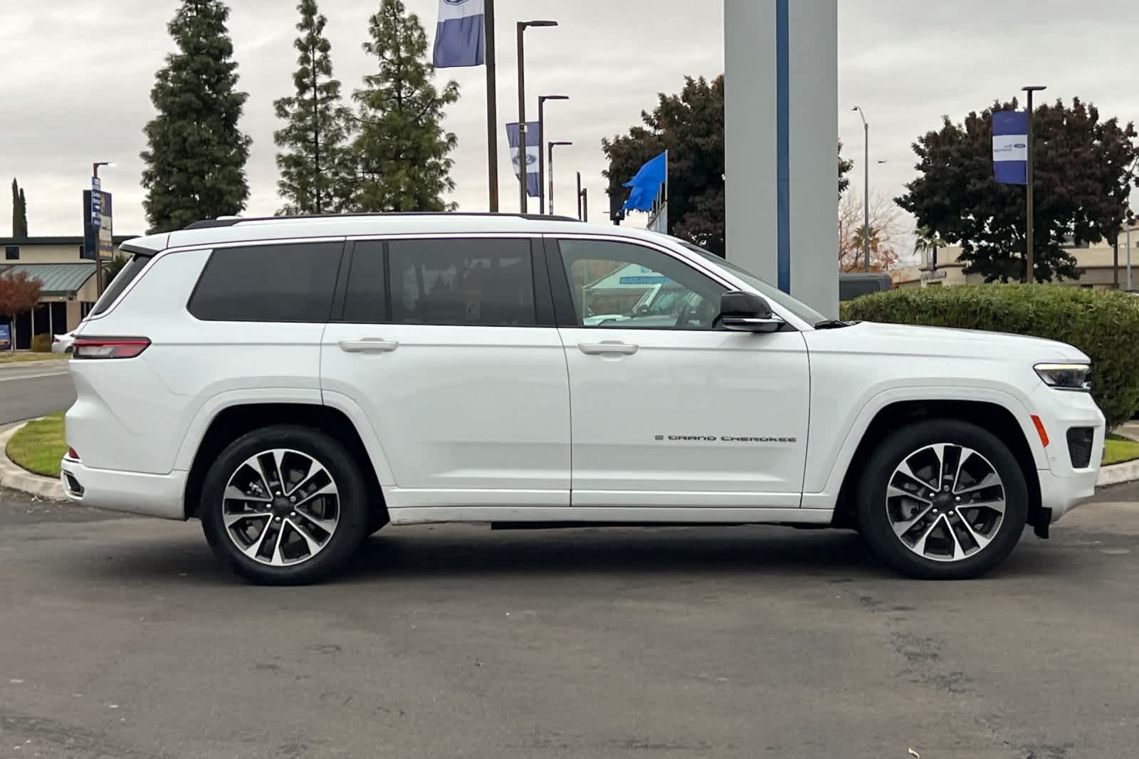 2022 Jeep Grand Cherokee L Overland 8